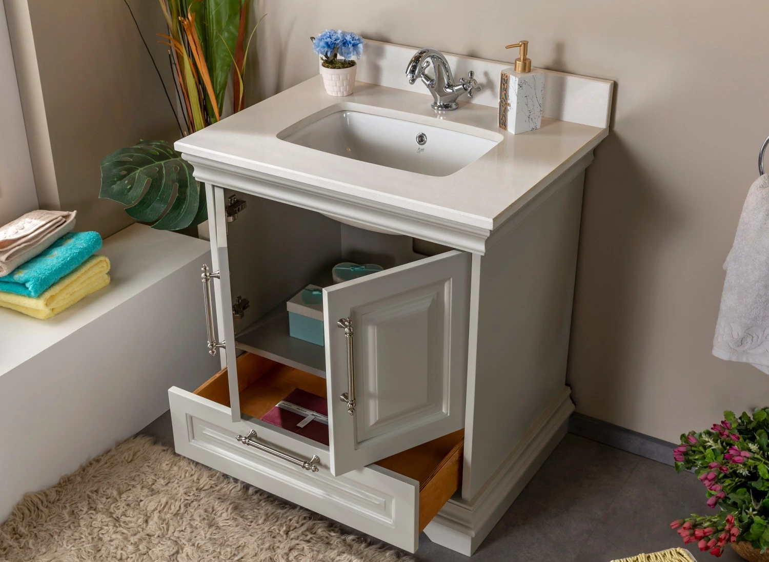 Jussara Badkamermeubelset: 2-delig, 100% Gelakt MDF, Aanrechtblad Wit Kwarts, Bronzen Handgrepen 4 Jussara Badkamermeubelset: 2-delig, 100% Gelakt MDF, Aanrechtblad Wit Kwarts, Bronzen Handgrepen - Afbeelding 4