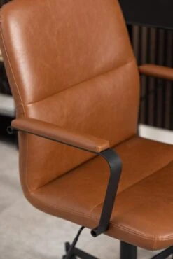Bureaustoel Flora - Draaibaar, Kantelbaar En Soft Brake - Cognac -Emob F797FAB2 9CD7 4F3F B7E1 5C1F27596A8F a4af