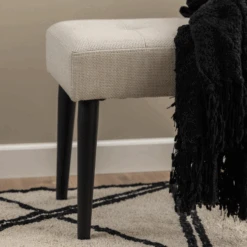 Halbankje Gloria Zwart Stalen Onderstel, Getuft 95x38x45 Cm - Beige -Emob Ontwerp zonder titel 2023 10 25T153430.022 1774