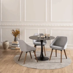 Nils Eetkamerstoel Met Armleuning: Stof Grijs, Walnoot Onderstel -Emob Ontwerp zonder titel 2023 11 22T141540.415 bf04